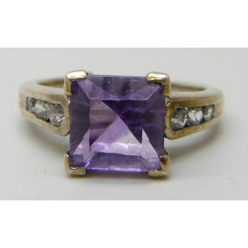 7077 - A silver gilt amethyst ring, O