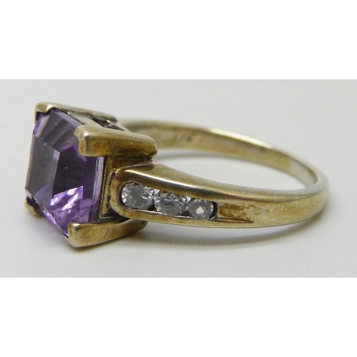 7077 - A silver gilt amethyst ring, O