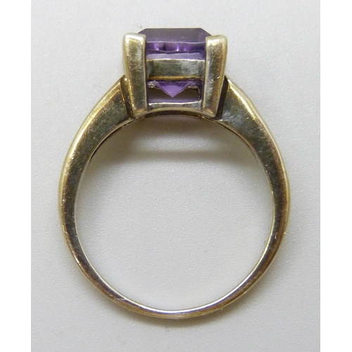 7077 - A silver gilt amethyst ring, O