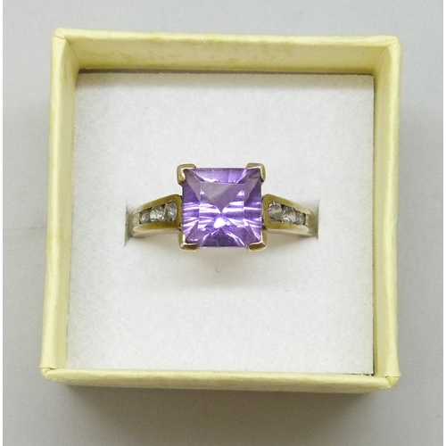 7077 - A silver gilt amethyst ring, O