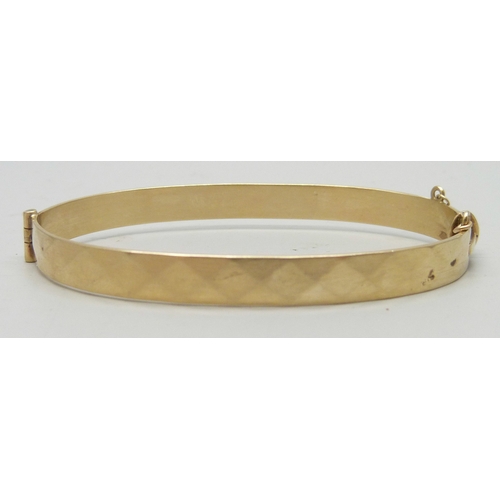 7080 - A 1/5th 9ct rolled gold bangle, 11.3g, 6.5 x 4.5cm