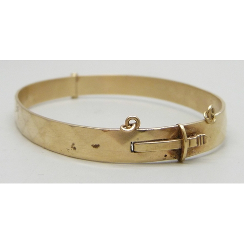 7080 - A 1/5th 9ct rolled gold bangle, 11.3g, 6.5 x 4.5cm