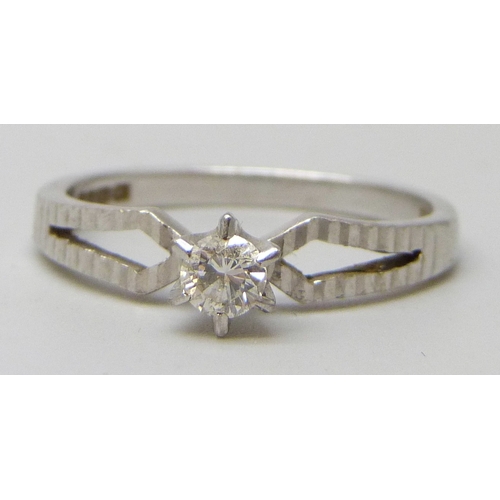 7083 - An 18ct white gold diamond solitaire ring, 3.1g, O