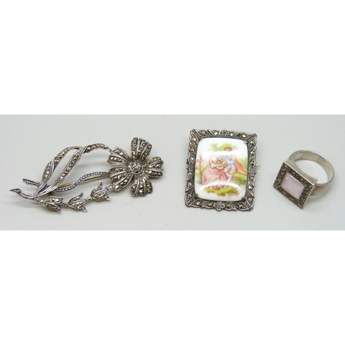 7087 - A silver ring, P/Q and two silver brooches, 29g