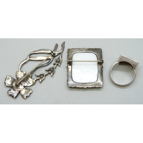 7087 - A silver ring, P/Q and two silver brooches, 29g