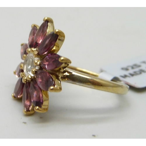 7099 - A TGGC silver gilt cocktail ring, J