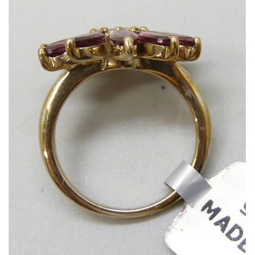 7099 - A TGGC silver gilt cocktail ring, J
