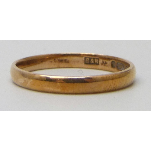 7100 - A 9ct gold wedding ring, 1.4g, M