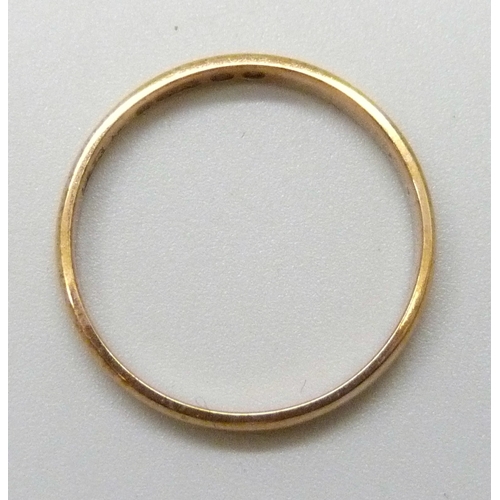 7100 - A 9ct gold wedding ring, 1.4g, M