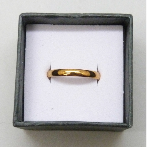 7100 - A 9ct gold wedding ring, 1.4g, M