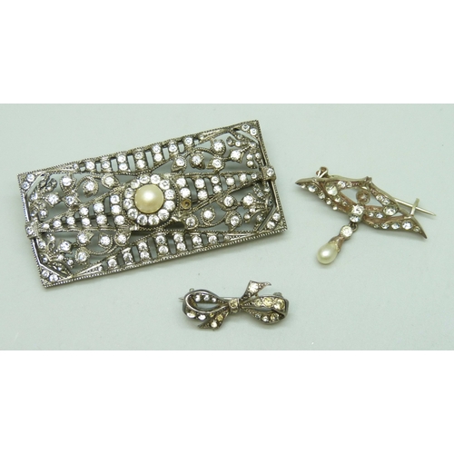 7105 - A large early 20th century paste stone and pearl brooch, possibly French, 5.8 x 2.7cm, a .900 silver... 