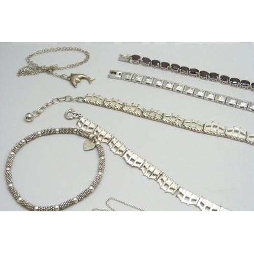 7115 - A collection of silver jewellery including a Brutalist style necklace, 90g total