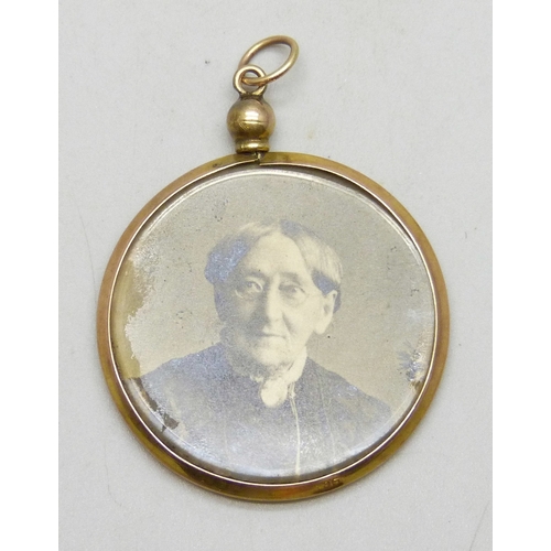 7120 - A 9ct gold framed photograph pendant, 6g, 4.6cm including bail