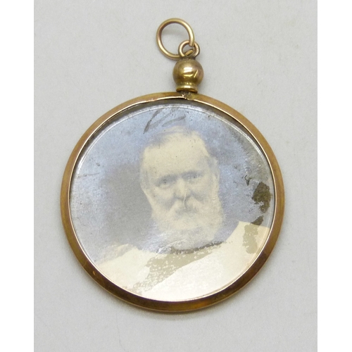 7120 - A 9ct gold framed photograph pendant, 6g, 4.6cm including bail
