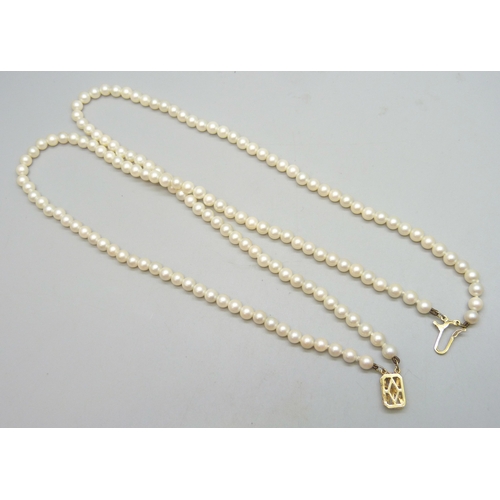 7123 - A double strand faux pearl necklace with a 9ct gold clasp, 38.5cm shortest strand