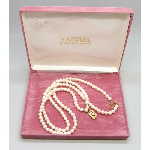 7123 - A double strand faux pearl necklace with a 9ct gold clasp, 38.5cm shortest strand