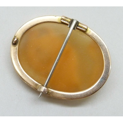 7160 - A yellow metal framed cameo brooch depicting the Goddess Iris, 12.3g, 3.6cm