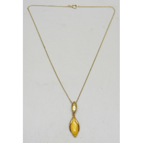 7165 - A silver gilt egg yolk amber pendant, 3.5cm, on a gilt chain, boxed