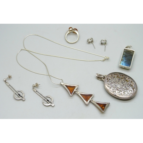 7167 - A silver and amber pendant on chain, a silver labradorite pendant, a silver and amber ring, a large ... 
