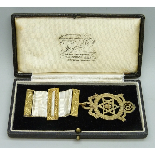 7169 - A silver gilt Masonic medal, lacking pin, London, 1938, 14g total