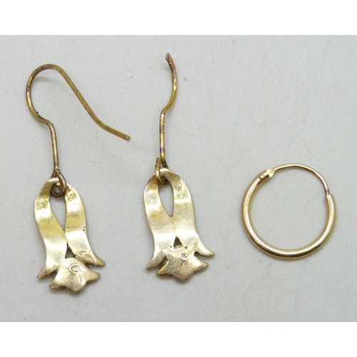 7171 - A pair of gilt earrings, a/f, and a single yellow metal hoop earring