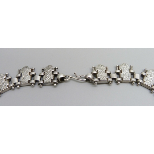 7139 - A white metal Victorian style collar with engraved design, 46g, 45cm