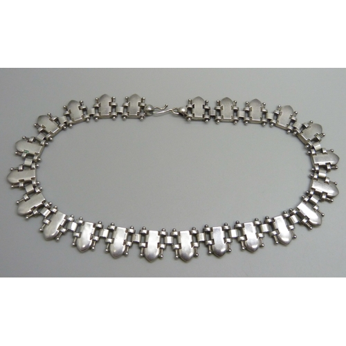 7139 - A white metal Victorian style collar with engraved design, 46g, 45cm