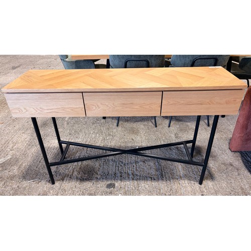 Lot 3025      