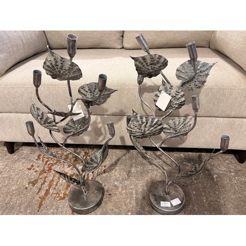 3061 - A pair of leaf candle holders