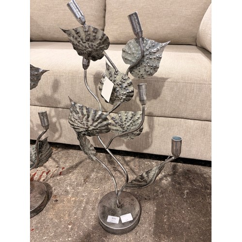 3061 - A pair of leaf candle holders