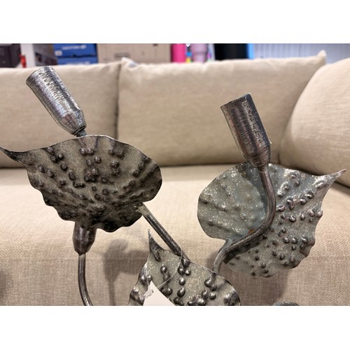 3061 - A pair of leaf candle holders