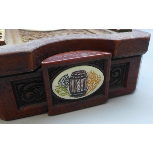 2036 - A resin cribbage game box