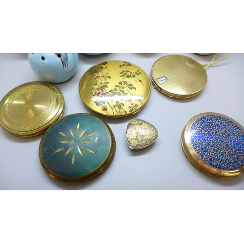 2040 - A collection of compacts and pomanders