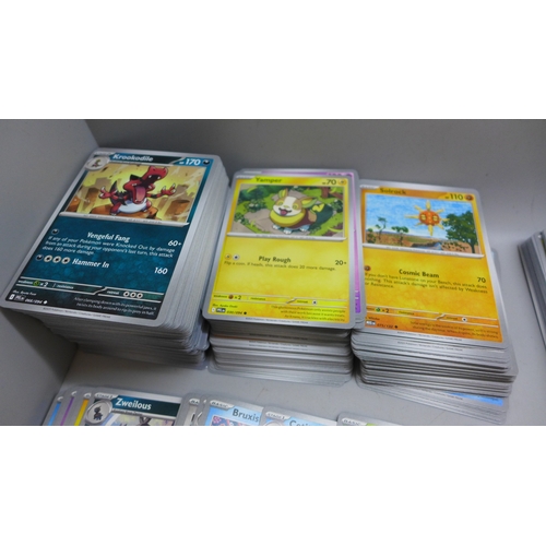 2198 - Pokémon cards; 700 cards mixed 100 Holos and 600 Non Holos