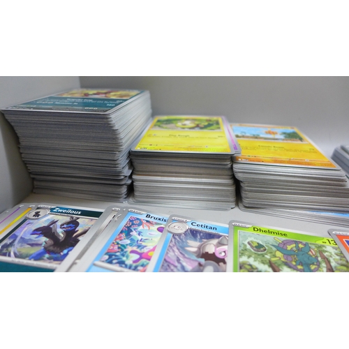 2198 - Pokémon cards; 700 cards mixed 100 Holos and 600 Non Holos