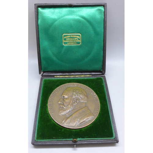 2212 - A Prof Banister Fletcher FRIBA in Memoriam Trades Training School medallion, 1901-1902, case a/f