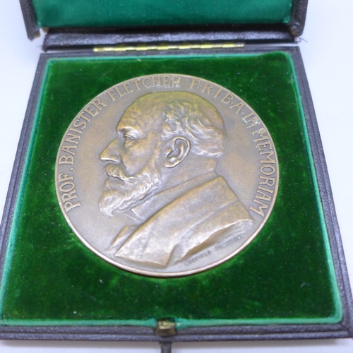 2212 - A Prof Banister Fletcher FRIBA in Memoriam Trades Training School medallion, 1901-1902, case a/f