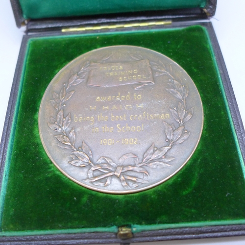 2212 - A Prof Banister Fletcher FRIBA in Memoriam Trades Training School medallion, 1901-1902, case a/f