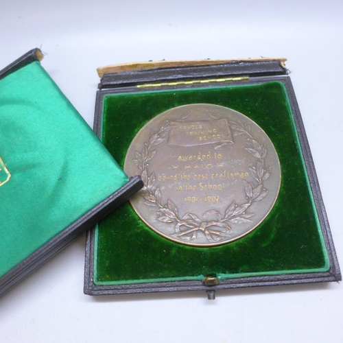 2212 - A Prof Banister Fletcher FRIBA in Memoriam Trades Training School medallion, 1901-1902, case a/f