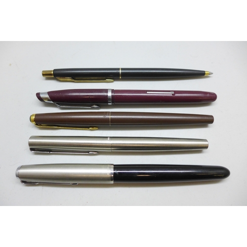2220 - A Parker 51 fountain pen together with four other pens