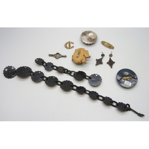 7018 - A collection of Victorian and later jewellery including a pair of pique earrings, and a mask brooch