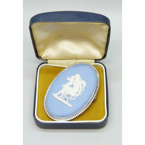 7123 - A silver mounted Wedgwood brooch, 5.2cm