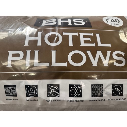 3114B - A pair of hotel pillows