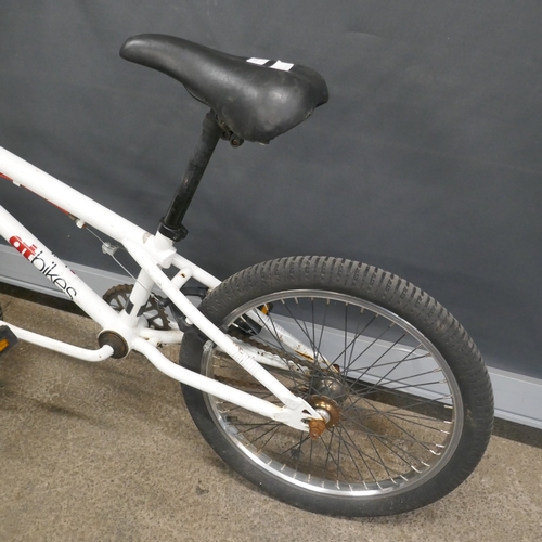 5070 - A GT Bikes white BMX