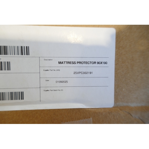 6008 - An Emma single mattress protector