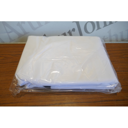 6009 - An Emma single mattress protector