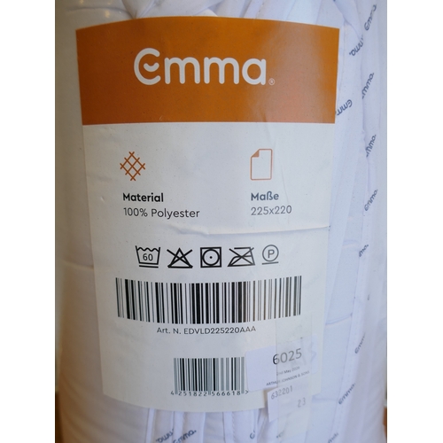6025 - An Emma king size duvet