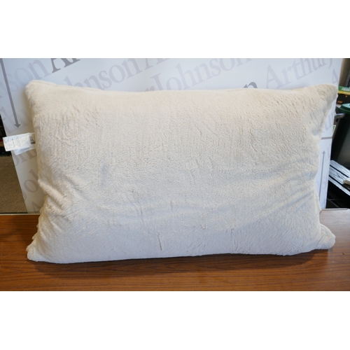 6040 - An extra large faux fur body pillow (384-49) *This lot is subject to VAT