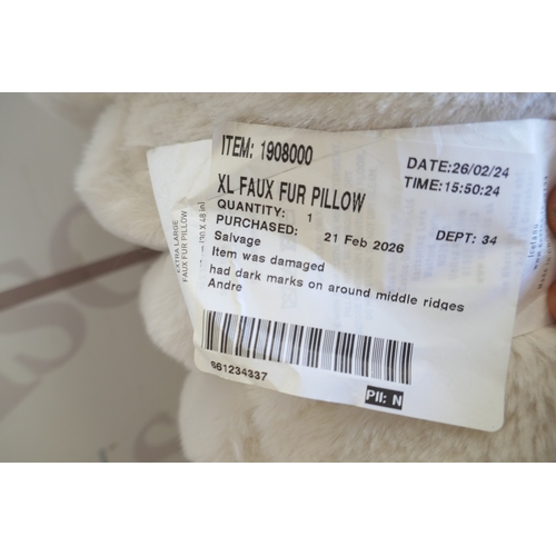 6040 - An extra large faux fur body pillow (384-49) *This lot is subject to VAT