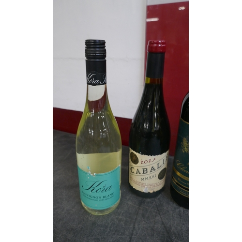 5014 - 6 assorted bottles of wine (4 x white plus 2 x red), all 2021/2022 vintage